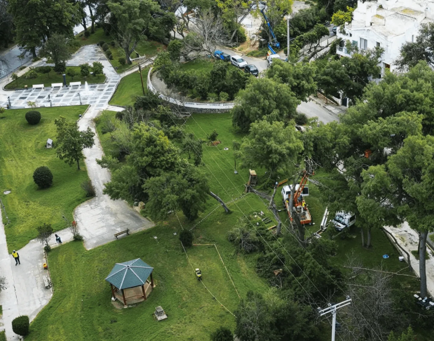 Εναέρια άποψη οργανωμένου αστικού πάρκου με συνεργείο συντήρησης πρασίνου.